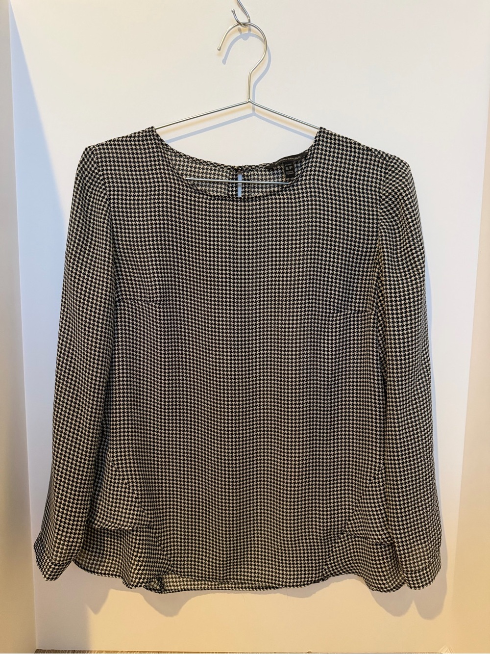 Banana Republic Black and White Houndstooth Long Sleeve Blouse